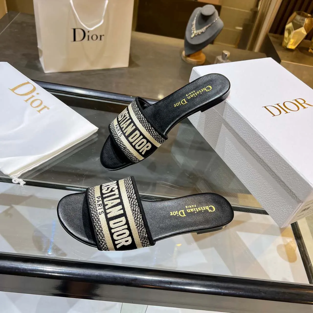 👟👟Ex-factory price👟👟Ex-factory price 360👟👟 (Dior) Dior counter new color women's flat slippers.💥 💥 💥 Fashionable and novel. Simple and elegant yet elegant. [Rose] [Rose] [Rose] The original version is developed at 1:1, and the material is the same as the original version. Color. Black. Red. Pink. Blue..., code number 35-40. (41 can be customized)
